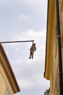 Sigmund Freud 'un heykeli Prag binasının ortasındaki bir binaya kadar uzanır.