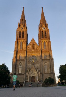 Güneşli günbatımında Saint Ludmila Prag Kilisesi manzarası