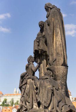 Aziz Cyril ve methodius Barok heykelleri güneşli bir günde Charles Köprüsü üzerinde