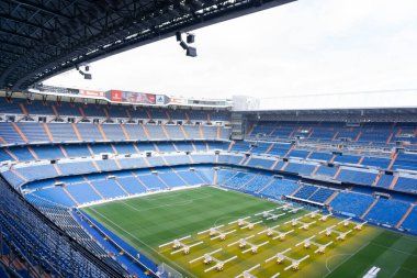 Eski Santiago Bernabeu manzara tribünleri ve futbol sahası  