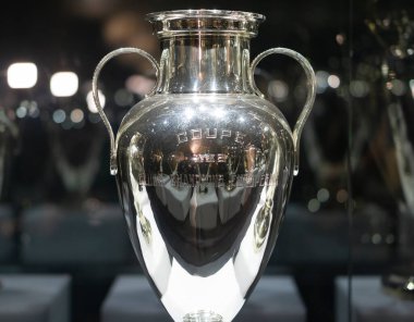 Santiago Bernabeu Stadyum Müzesi 'nde eski bir gümüş UEFA şampiyonluk kupasına yakın.