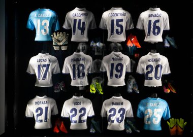 Real Madrid futbol takımı tişörtleri ve elbisesi Santiago Bernabeu Stadyumu Müzesi 'nde hizalandı.