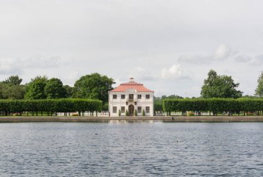 Marly Palace Neva Nehri 'ndeki bir tekneden izledi