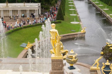 Peterhof Sarayı altın heykeller ve turistli çeşmeler