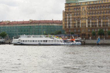 Saint Petersburg şehrinin kenarına yakın Neva Nehri 'nde yelken açan turistik bir tekne.
