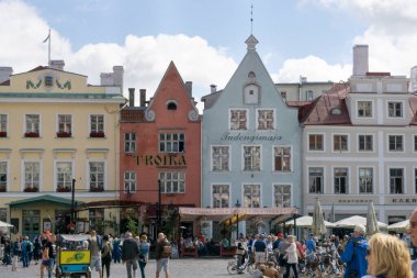 Güneşli bir günde Rekoja plakaları barlar ve turistli binalar