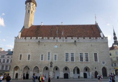 Güneşli bir günde turnuva eşliğinde Tallin eski belediye binası cephesi 