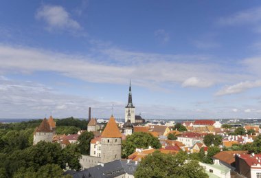 Güneşli bir öğleden sonra mavi gökyüzüyle güzel, eski bir kasaba manzarası. 
