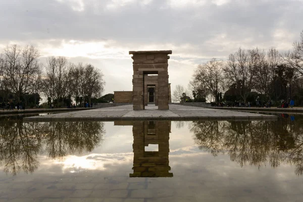 Güneşli sonbahar günbatımında Watter yansıması olan debod tapınağının ön görüntüsü