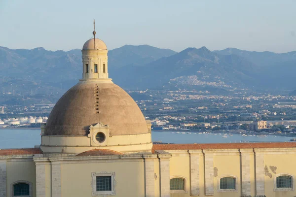 Närbild Till Kupolen Bastione Milazzo Byggnad Med Sicilianska Kusten Bakgrunden — Stockfoto