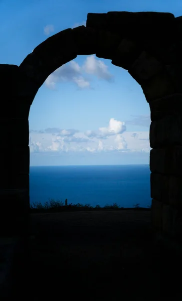 Mar Azul Mediterrâneo Visto Através Arco Ruínas Antigas Messina Itália — Fotografia de Stock