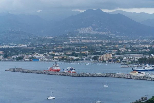 Сцена Порту Мілаццо Середземноморським Міським Морем Тлом — стокове фото