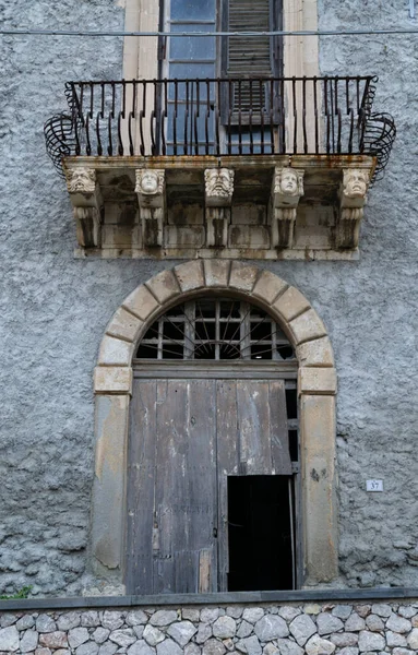 Uma Entrada Antiga Uma Varanda Messina Milazzo Cidade Downtwon — Fotografia de Stock