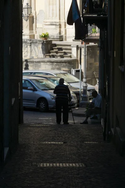 Dois Velhos Beira Beco Cidade Milazzo Ilha Sicília — Fotografia de Stock