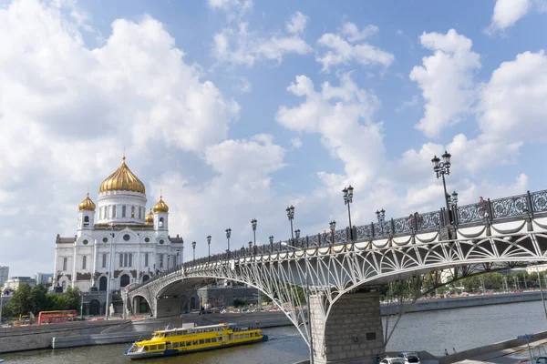 Красивый Мост Православный Собор Христа Спасителя Туристической Лодкой Мостом — стоковое фото