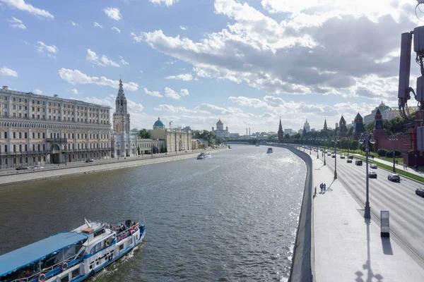 Moscú Escena Céntrica Con Río Moskva Barco Turístico Vela —  Fotos de Stock
