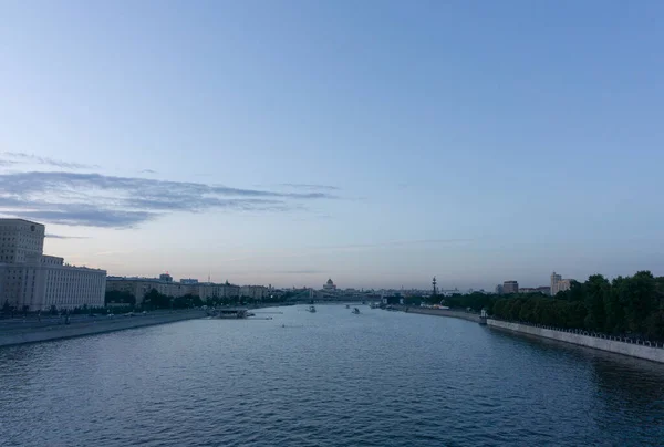 Moskwa Rzeka Krajobraz Niebieski Zmierzch Oglądany Mostu — Zdjęcie stockowe