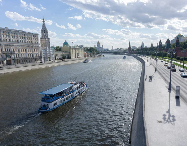 Turystyczna Łódź Pływająca Nad Rzeką Moskwą Budynkami Rządowymi Moskwy Tle — Zdjęcie stockowe