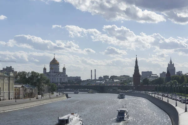 Красивая Москва Река Солнечный День Сцены Туристическими Лодками Большой Церкви — стоковое фото