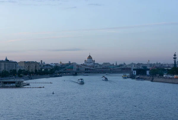 Moskva Río Azul Atardecer Paisaje Escena Con Barcos Turísticos Cristo —  Fotos de Stock