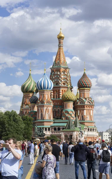 Igreja Ortodoxa São Basílio Localizada Praça Kremlin Cheia Turistas — Fotografia de Stock