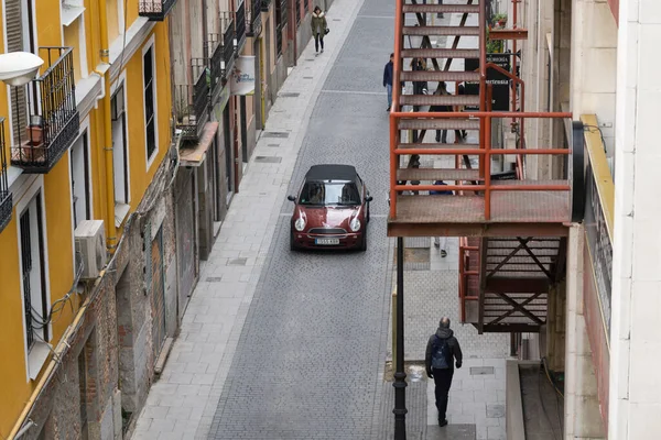 マドリード中心街の小さな通りの真ん中にある小さな赤ワイン車は — ストック写真
