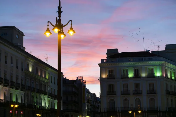 アンティークの街灯のあるマドリードスペインの美しいピンクの夕日 — ストック写真