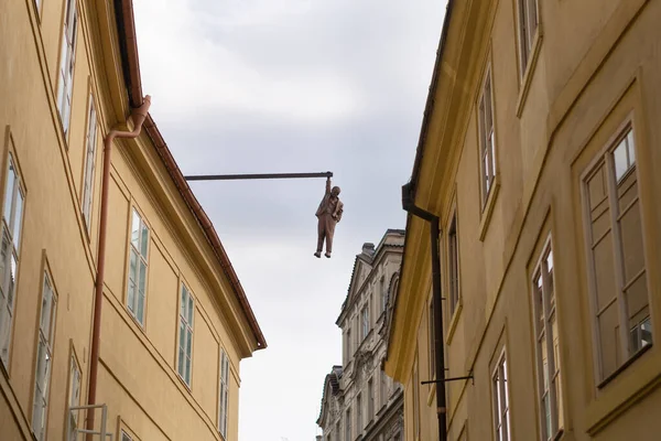 Sigmund Fred Hanguin Escultura Até Pau Meio Cidade Velha Prague — Fotografia de Stock