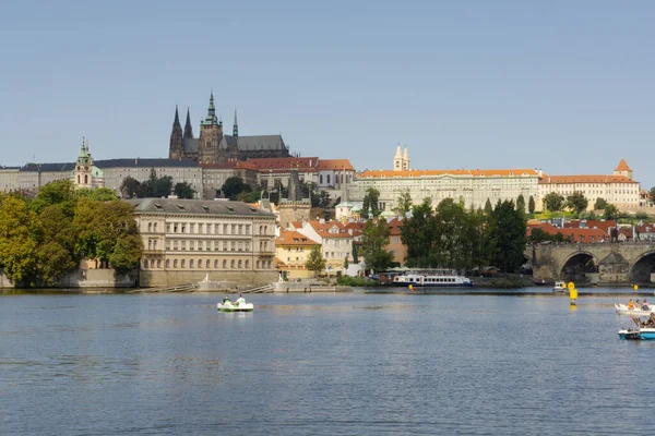 Paisagem Rio Vltava Com Castelo Praga Edifícios Históricos Fundo — Fotografia de Stock