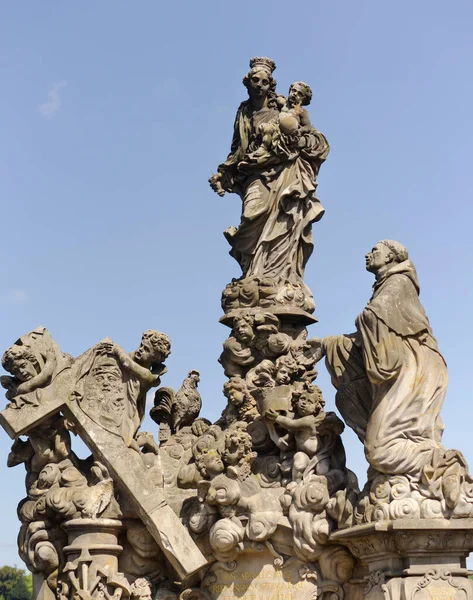 Aziz Bernard ve kutsal Mary Barok heykelleri Charles Köprüsü 'nün üzerinde ve arka planda mavi gökyüzü