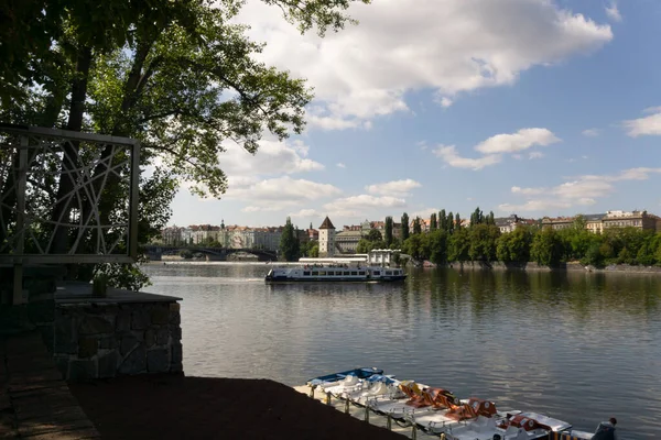 Barco Turístico Navegando Río Moldava Edificios Históricos Fondo —  Fotos de Stock