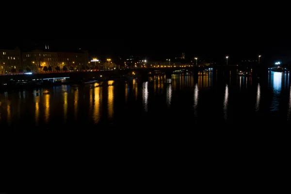Wunderschöne Nächtliche Lichterkulisse Der Prager Touristengebäude Von Einer Brücke Über — Stockfoto