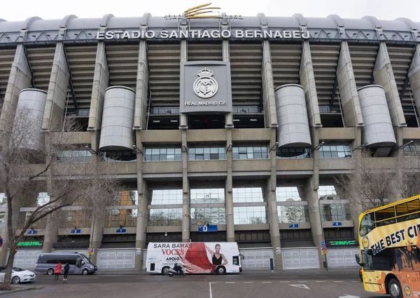 皇家马德里足球俱乐部圣地亚哥 伯纳乌体育场的旧立面 秋天有几辆观光巴士 — 图库照片