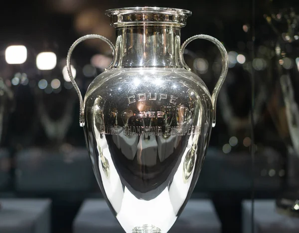 在桑提亚戈 伯纳乌体育场博物馆内接近一个银制的欧洲足球锦标赛冠军奖杯 — 图库照片
