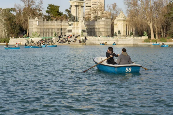 El Etiro Parkı 'ndaki büyük gölde tuzlanan bir çift. Arka planda Alfonso XII anıtı var.