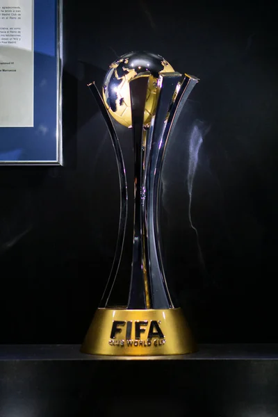 由皇家马德里足球队在桑提亚戈 伯纳乌体育场博物馆内夺得世界杯奖杯 — 图库照片