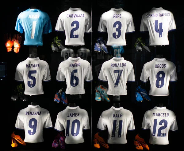 圣地亚哥伯纳乌体育场博物馆内的2014年皇家马德里服装系列 — 图库照片
