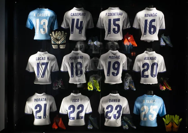 在圣地亚哥伯纳乌体育场博物馆内 皇家马德里足球队2016赛季的T恤衫和服装排成一排 — 图库照片
