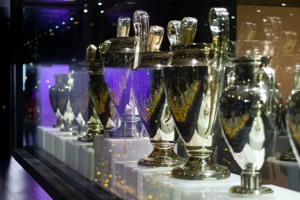 在桑提亚戈 伯纳乌体育场博物馆内展出由真正的疯狂足球俱乐部赢得的奖杯 — 图库照片