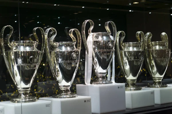 由皇家马德里足球俱乐部在桑提亚戈 伯纳乌博物馆内夺得的5个欧洲杯冠军 — 图库照片