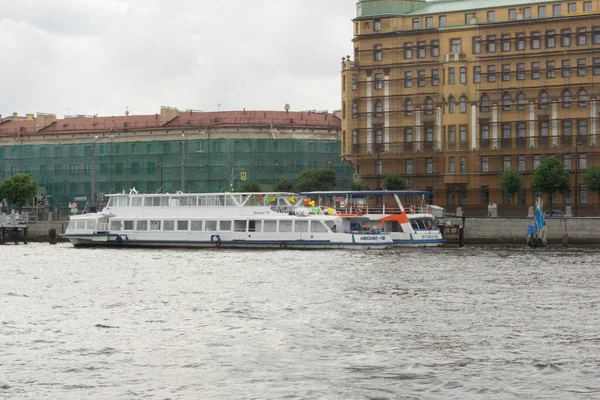 Egy Turista Hajó Vitorlázik Neva Folyón Közel Szent Petersburg Város — Stock Fotó