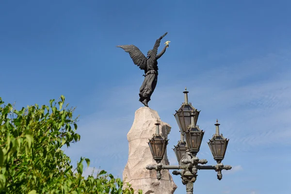 Bronce Angelo Scultura Russalka Monumento Con Cielo Blu Sullo Sfondo — Foto Stock