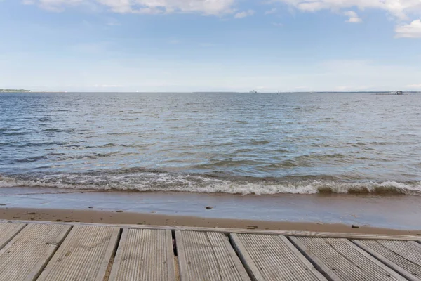 青い空とバルチックブルーの海と晴れた日にタリンエストニア市のビーチ海岸 — ストック写真