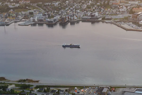 从山区的观点看在特罗姆斯达伦诺威市驶向波罗的海的货船 — 图库照片