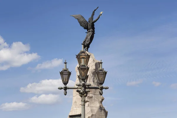 Scultura Angelo Monumento Russalka Con Cielo Azzurro Sfondo — Foto Stock