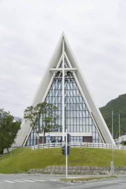 Dünyaca ünlü Kuzey Kutbu Katedrali Tromsdalen Kilisesi ön cam cephe 