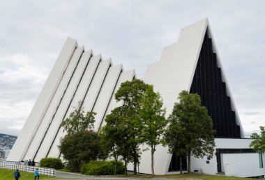 Evanjelik Luteryan Tromsdalen Kilisesi veya yeşil kadınlı arktik katedrali 