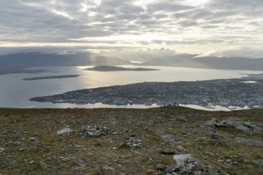 Tromso Norveç 'in İskandinav manzarası kayalık bir dağ manzarasından İskandinav fiyortlarıyla izleniyor.
