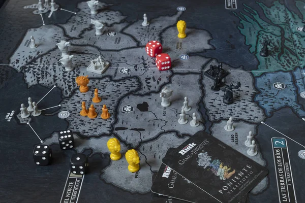 Risk Game Thrones Έκδοση Χάρτη Επιτραπέζιο Παιχνίδι Ζάρια Και Μικρά — Φωτογραφία Αρχείου