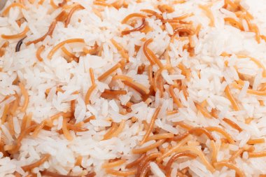 Erişteli taze pirince yakın. 